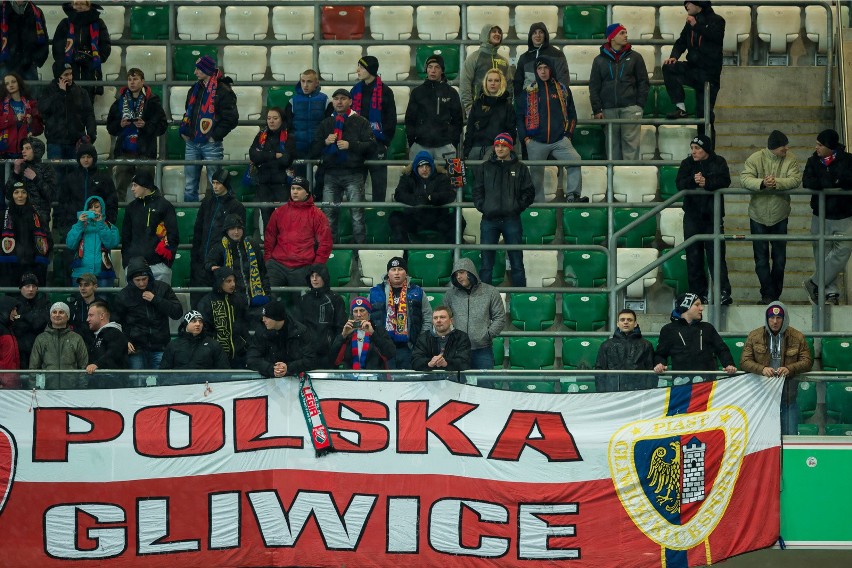 Piast Gliwice. Flagi i oprawy kibiców.