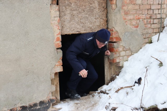 Gdy za oknami mróz i śnieg dzielnicowi wspólnie z pracownikami MOPS-u wyruszają w odwiedziny miejsc, w którzy mogą przebywać osoby bezdomne, potrzebujące pomocy oraz schronienia.