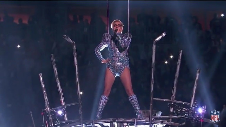 Super Bowl 2017. Lady Gaga latała, tańczyła i płonęła podczas swojego Halftime Show! [WIDEO+ZDJĘCIA]