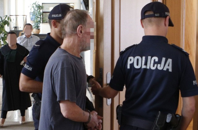 Zenon K., jeszcze skuty kajdankami, doprowadzany przez policjantów na salę rozpraw Sądu Apelacyjnego w Rzeszowie.