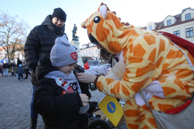 Na Rynku w Rzeszowie rozpoczęły się imprezy Wielkiej Orkiestry Świątecznej Pomocy. Zobaczcie zdjęcia.Co wydarzy się w trakcie 28. finału? Sprawdźcie: WOŚP w Rzeszowie. Oto szczegółowy program imprez i koncertów