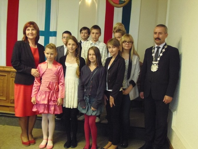 Grupa najzdolniejszych uczniów z podstawówki z burmistrzem Tadeuszem Kowalskim i Renatą Madej, przewodnicząca komisji oświaty, kultury i sportu