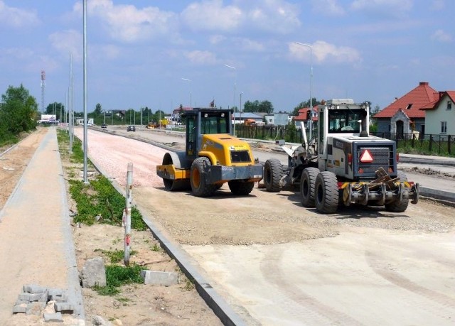 Północno - zachodnia jezdnia ulicy Kozienickiej (od ronda Popiełuszki do ulicy Lesiowskiej) jest już prawie gotowa do układania asfaltu.