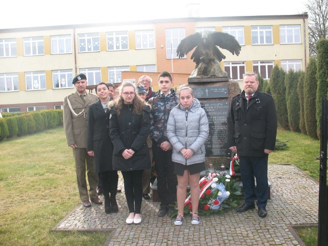 Delegacja szkoły z dyrektorem Adamem Maletą oddała cześć żołnierzom podziemia antykomunistycznego składając kwiaty pod pomnikiem przy szkole.