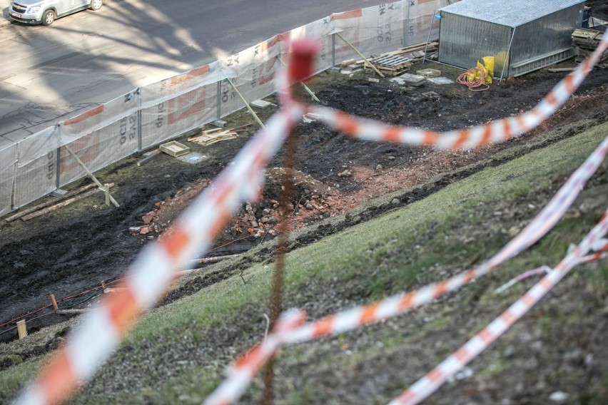 Czy Wawel jest zagrożony? Trwa niezbędny remont stoku i murów pod zamkiem [GALERIA]