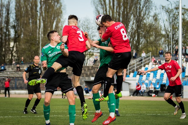 W 25. kolejce III ligi Chemik Moderator Bydgoszcz zremisował 1:1 (0:0) z KKS Kalisz. Gola dla Chemika strzelił Dawid Janicki w doliczonym czasie gry. Na stadionie na Glinkach były wielkie emocje. W pierwszej połowie Wojciech Mielcarek  z Chemika zmarnował rzut karny! Poza tym dwóch dogodnych sytuacji nie wykorzystali Szymon Maziarz i Piotr Siekierka. W końcówce meczu bydgoszczanie stracili bramkę po celnej główce Marcina Lisa. Po kilku minutach rywale mieli rzut  karny. Jednak z jedenastki nie dał się pokonać Szymon Więckowicz. Praktycznie w ostatniej akcji meczu po dośrodkowaniu Mariusza Miłka do remisu doprowadził Janicki, który celnie główkował. Punkt z wiceliderem jest cenny, ale w ekipie bydgoszczan było duże rozczarowanie. Zespół z Kalisza dopingowała grupa kilkudziesięciu kibiców wsparta zaprzyjaźnionymi fanami Elany Toruń.