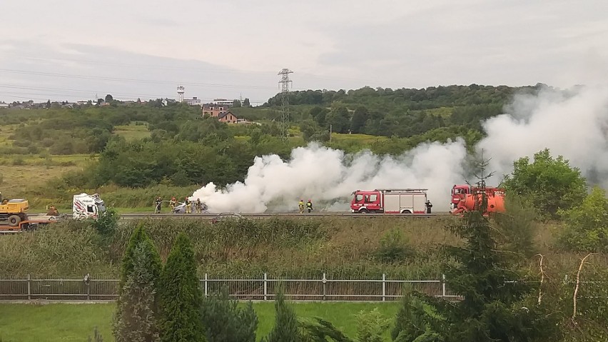 Kraków. Pożar samochodu na autostradzie A4. Wielkie korki na obwodnicy [ZDJĘCIA]