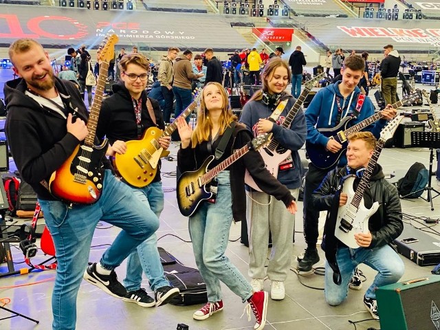Muzycy z Młodzieżowego Studium Muzyki Rozrywkowej w Oleśnie na Wielkim Graniu na Stadionie Narodowym.