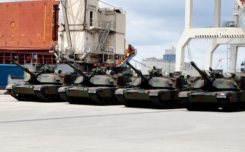 Na zdjęciu czołgi Abrams w szczecińskim porcie.