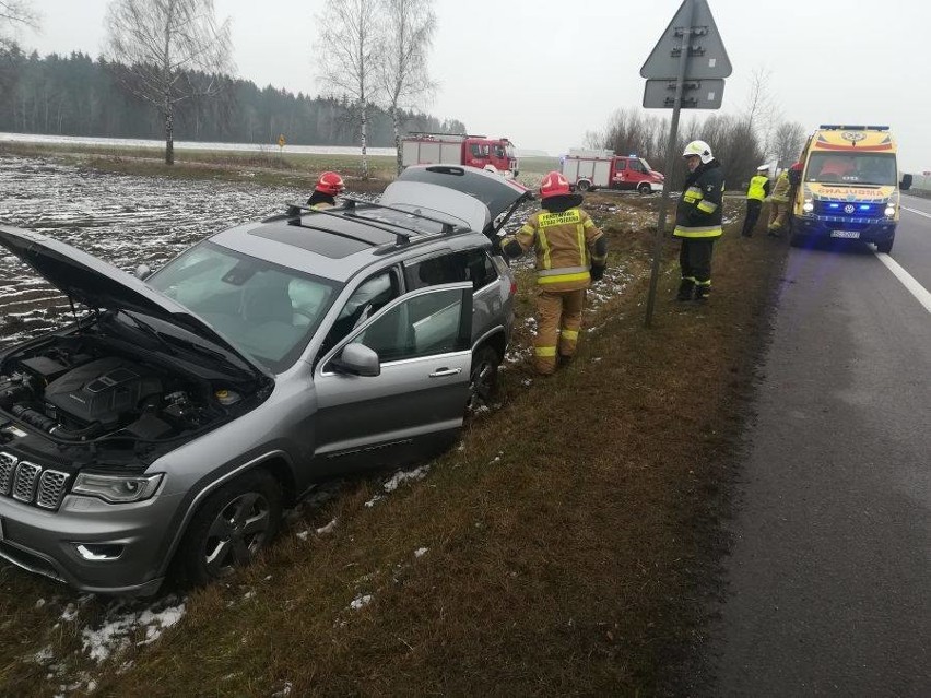 Boczki Świdrywo. Wypadek na DK 61 na trasie Szczuczyn - Grajewo. Kierowca Jeepa zjechał do rowu unikając zderzenia [ZDJĘCIA]