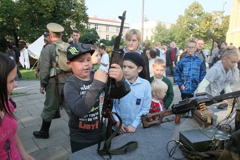 Piknik historyczny przed łódzką katedrą [zdjęcia]