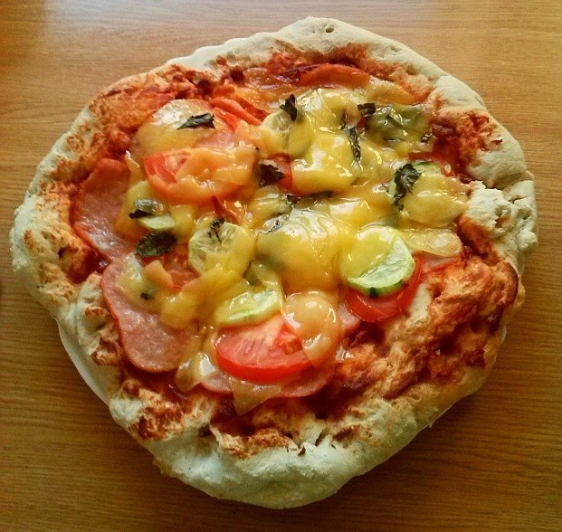 Pizza z szynką, żółtym serem, pomidorem, ogórkiem zielonym, bazylią