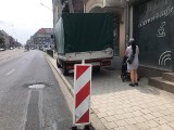 Kierowca zablokował chodnik na Głogowskiej. Policja ukarała go mandatem 