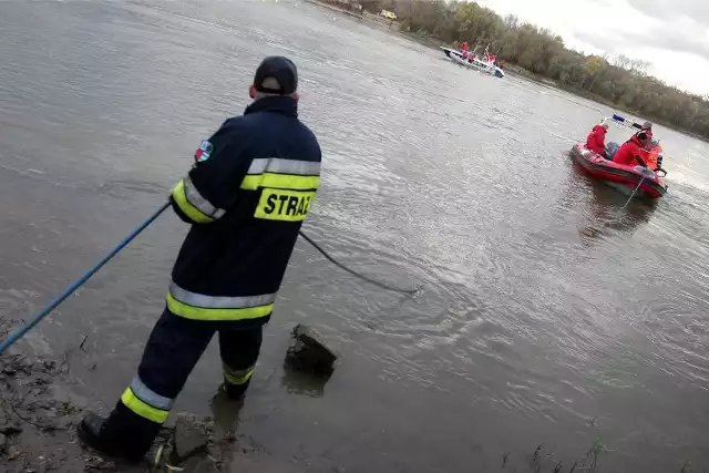 26 kwietnia na Jeziorze Chełmżyńskim dwóch wędkarzy wypadło z łodzi do wody.