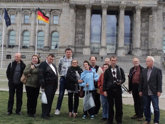Polska grupa z gospodarzami przed niemieckim Parlamentem