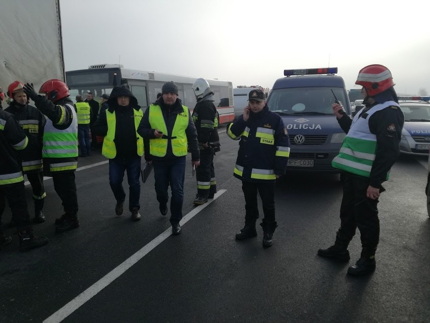 Wypadek na A1 koło Piotrkowa Trybunalskiego. Zderzenie kilkudziesięciu samochodów [ZDJĘCIA,FILM]