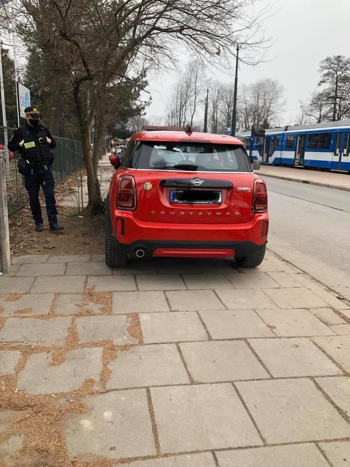 Kraków. "Mistrzowie parkowania", którzy naprawdę potrafią zdenerwować człowieka