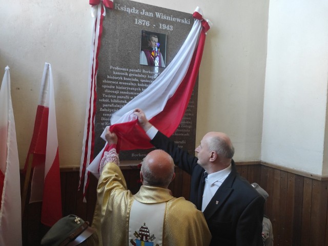 W kościele w Borkowicach została odsłonięta tablica pamiątkowa poświęcona księdzu Janowi Wiśniewskiemu.