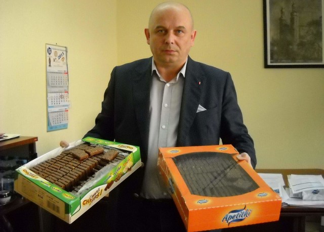 Wafle w polewie czekoladowej "Hawajki” i "Jamajki” - prezentuje Andrzej Obirek, dyrektor handlowy Cukrów Nyskich. Jego zdaniem klient może mieć problem z ich odróżnieniem.