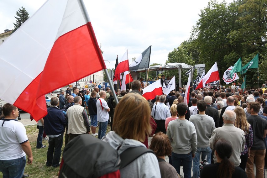 Antyukraińska demonstracja pod Sejmem