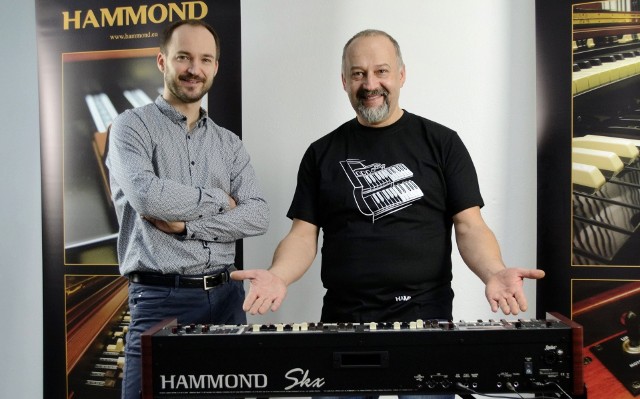 Jacek Klesyk (z prawej) i Piotr Maciąg z Hammond Poland przy instrumencie, który zabrzmi na najbliższych koncertach.