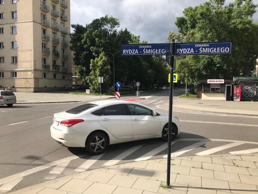 Kraków. To jedno z najbardziej kolizyjnych skrzyżowań w Nowej Hucie. Urzędnicy zapewniają, że poprawią bezpieczeństwo przy al. Róż