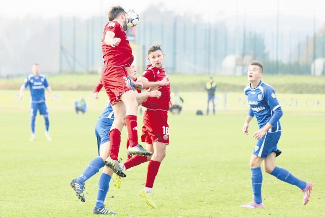 W ostatnim meczu z Flotą piłkarze Druteksu-Bytovii (czerwone stroje) pokazali, że mają siły na ostatnie mecze w rundzie jesiennej. 