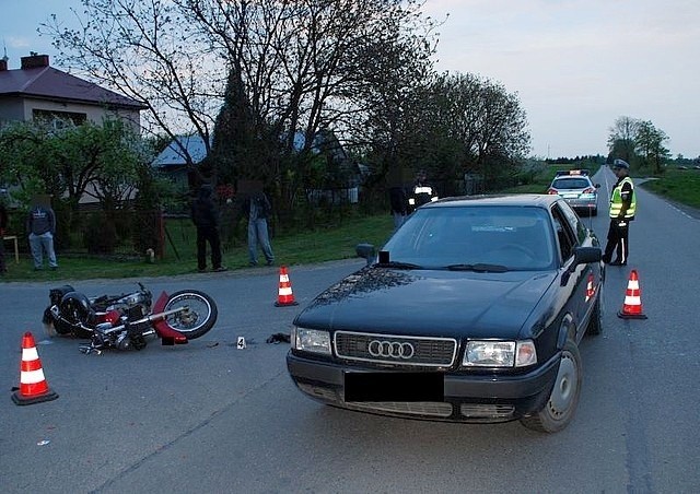 Motocyklista wjechał w tył samochodu