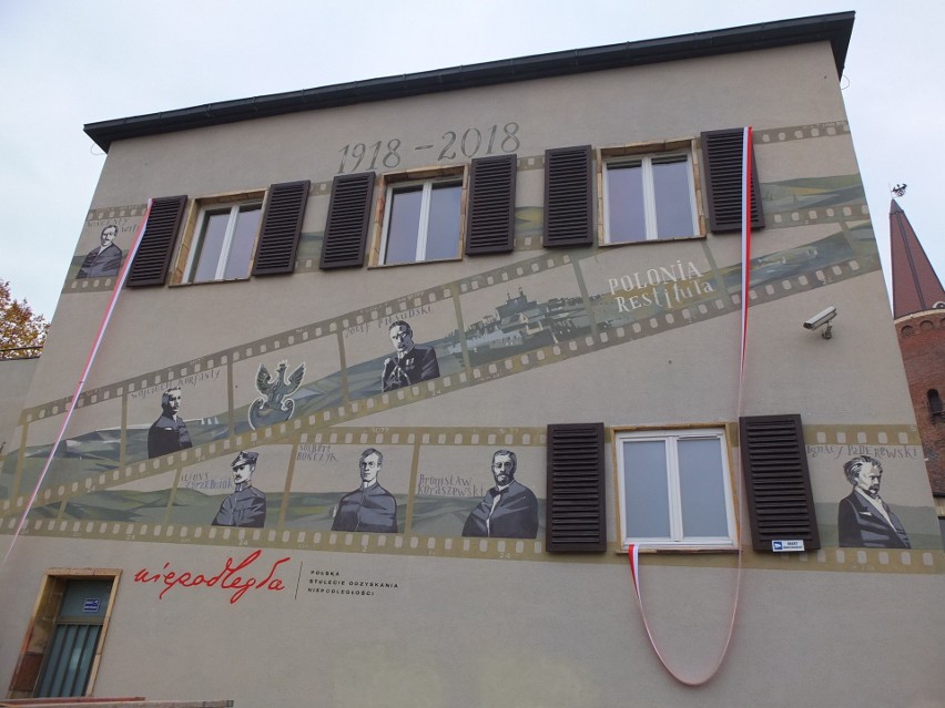 Niezwykły mural na urzędzie wojewódzkim w Opolu z okazju Święta Niepodległości