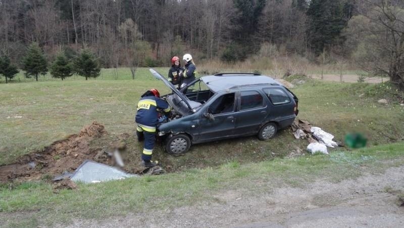 Wypadek nissana w Korzennej [ZDJĘCIA]