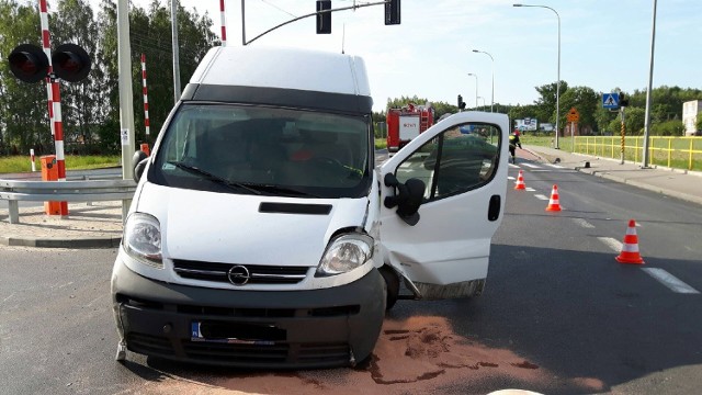 - Strażacy odłączyli akumulator samochodu i uprzątnęli płyny, które wyciekły z instalacji oraz posprzątali drogę - dodaje Piotr Kołtacki, rzecznik prasowy Straży Pożarnej w Grudziądzu.