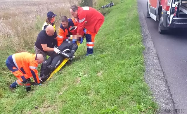 Motocyklista został przetransportowany do szpitala w Opolu helikopterem Lotniczego Pogotowia Ratunkowego.