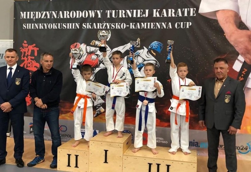 Grad medali dla zawodników Kieleckiego Klubu Sportowego Karate i pierwsze miejsce dla drużyny na turnieju w Skarżysku - Kamiennej [ZDJĘCIA] 