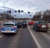Białystok. Wypadek trzech aut na skrzyżowaniu Sulika z Dolistowską. Jedna osoba trafiła do szpitala [ZDJĘCIA]