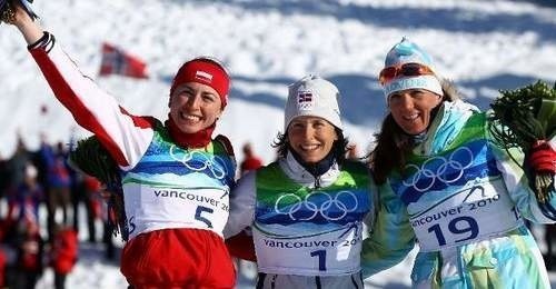 Justyna Kowalczyk po zdobyciu srebrnego medalu w Vancouver. Obok złota medalistka Marit Bjoergen z Norwegii i Petra Majdić ze Słowenii, która zajęła trzecie miejsce.