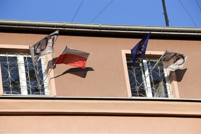 Radny PiS przeciw flagom KOD-u. Bo wiszą obok flagi narodowej i europejskiej. - A to się nie godzi - uważa Krzysztof Stawnicki. Nie podoba mu się też, że KOD za wynajęcie lokalu od miasta płaci 1,23 zł brutto od metra.