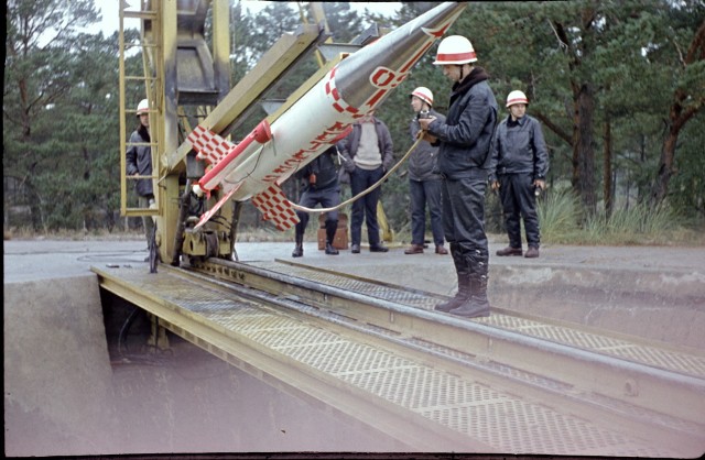 Dawna, poniemiecka, infrastruktura przydała się do testów polskiego programu rakietowego. Służyć miał przede wszystkim (a może tylko teoretycznie?) do celów meteorologicznych. W roku 1965 oddano rakiety Meteor-1 do produkcji. W tym samym roku rozpoczęto prace nad rakietą Meteor-2, która miała być pierwszą polską rakietą w kosmosie.