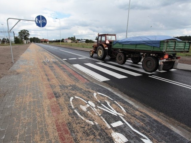 Rok temu nawierzchnię ulicy Żeromskiego stanowiły betonowe płyty, po modernizacji powstała tam ulica z prawdziwego zdarzenia i ze ścieżką rowerową. 