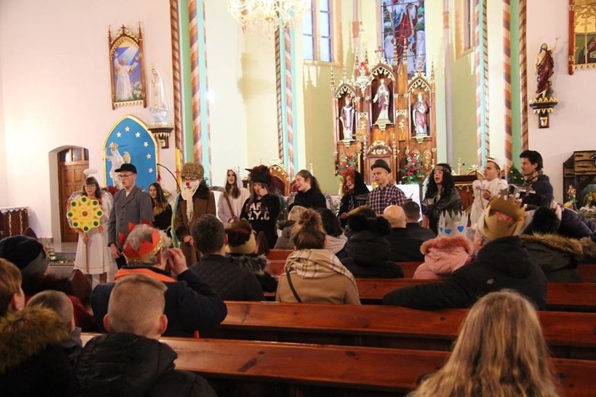 Przegląd zespołów kolędniczych w Tuchomiu.