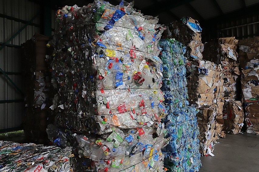 Powoli ale systematycznie przekonujemy sie do segregacji śmieci. Łodzianie wyrzucają do "dzwonów" 100 tysięcy butelek dziennie!