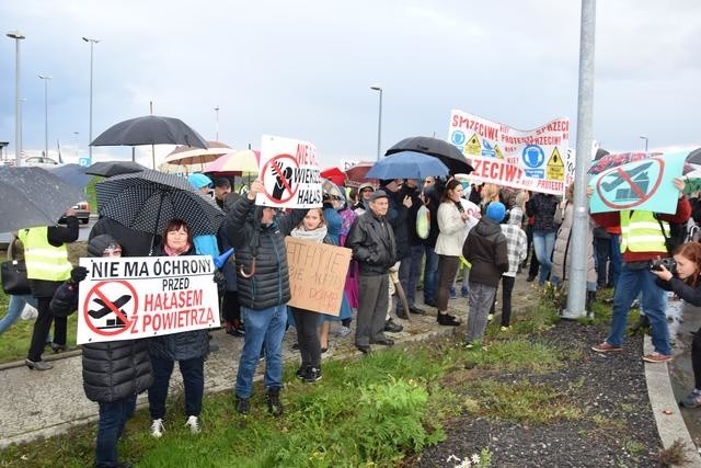 Lotnisko chce mieć nowy pas, mieszkańcy protestują [WIDEO]