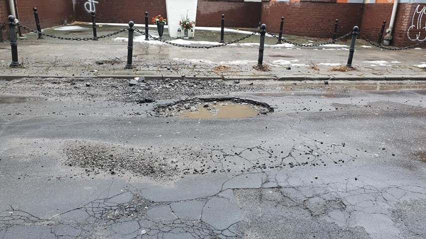 Dziura na ulicy Roboczej, którą zgłosił do ZDM kierowca