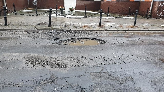 Dziura na ulicy Roboczej, którą zgłosił do ZDM kierowca
