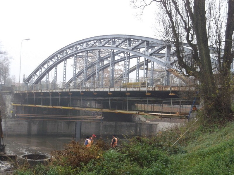 Wrocław: Przygotowują most Jagielloński do rozbiórki (ZDJĘCIA)