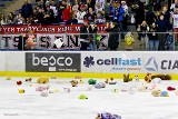 Hokej, 2 liga słowacka. UKS MOSiR Sanok wygrał z wiceliderem po golu Krzysztofa Zapały. Po raz kolejny odbyła się akcja "Teddy Bear Toss"