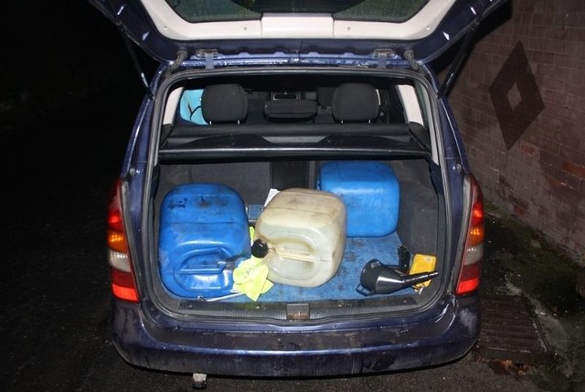 W bagażniku policjanci znaleźli trzy plastikowe beczki. Jedna była pełna oleju napędowego.