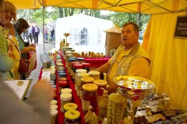 Podczas biesiady będzie można degustować miody różnego rodzaju.