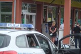 Napad na Biedronkę przy Klepackiej. Sterroryzowali personel, okradli na 5 tys. zł
