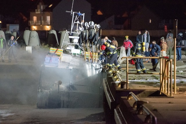 Kuter z Darłowa zapalił się na pełnym morzu. Na razie nie wiadomo, co było przyczyną pożaru. Kuter został odholowany na brzeg przez holownik. Wciąż trwają działania. Biorą w nich udział dwa zastępy Straży Pożarnej z Darłowa i Sławna. Strażacy przeszukują ładownię oraz maszynownię. Załoga kutra została ewakuowana. Nikomu nic się nie stało.Aktualizacja - Straty wstępnie oszacowano na około 120 tysięcy złotych. Zniszczona została część maszynowni i pokładu kutra  - mówi nam st. kpt. Piotr Słupski, rzecznik prasowy PSP w Sławnie. Przyczyny pożaru bada policja. Jak informuje nas Straż Pożarna ogień prawdopodobnie wybuchł w maszynowni. Wideo Internauty