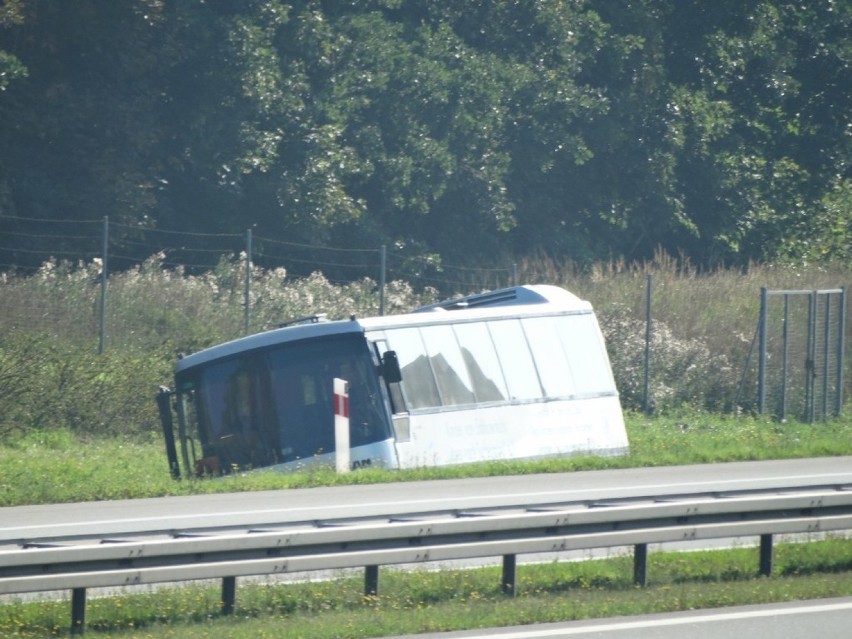 Wypadek na A2. Przewrócił się autokar z dziećmi. Wycieczka z...